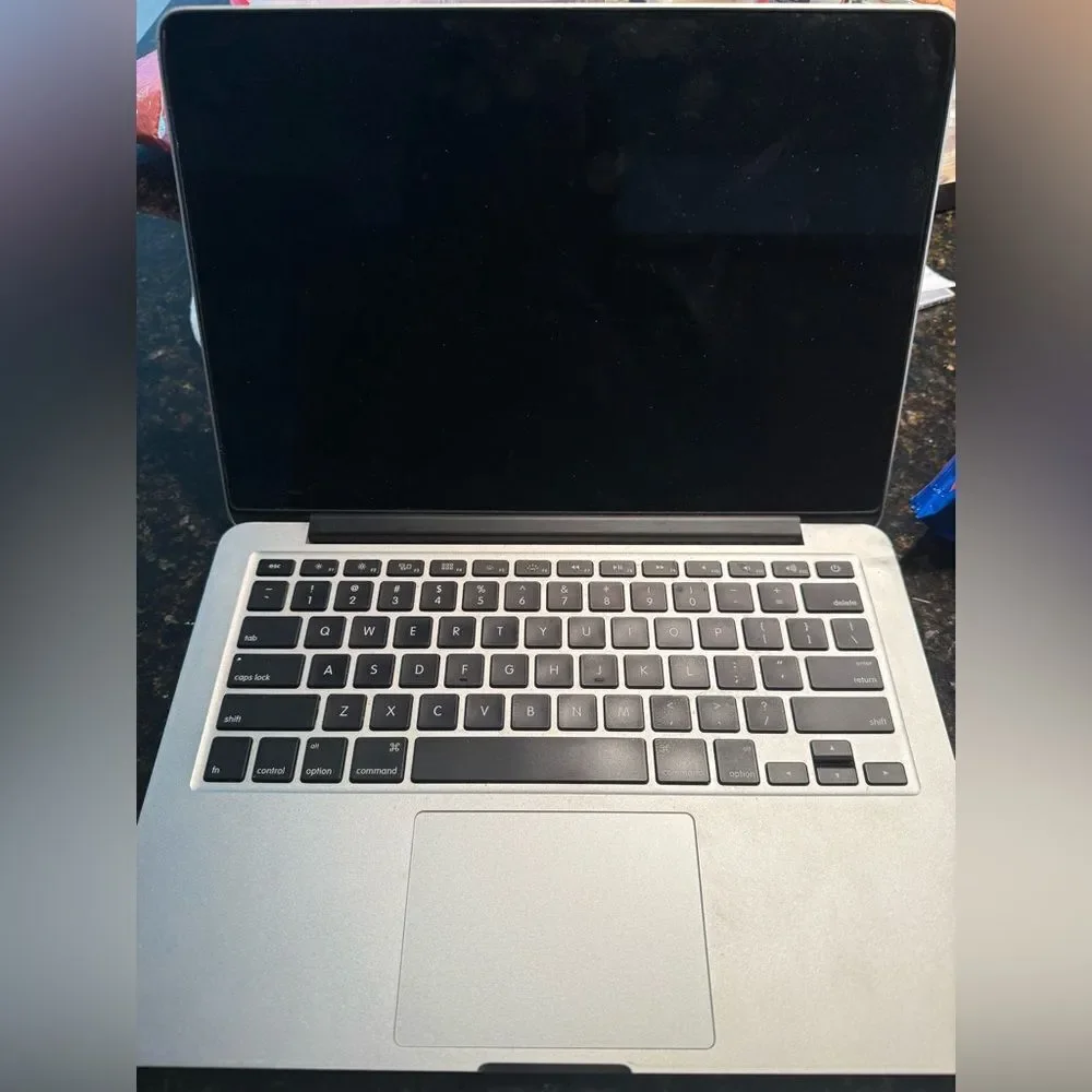 MACBOOK 2013 Pro Silver 13 Inch 256gb LIKE NEW CONDITION Charger REFURBISED :)